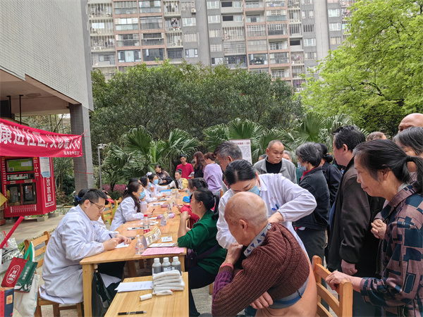 桂林市中醫(yī)醫(yī)院開展“健康進社區(qū) 義診暖人心”巾幗志愿活動