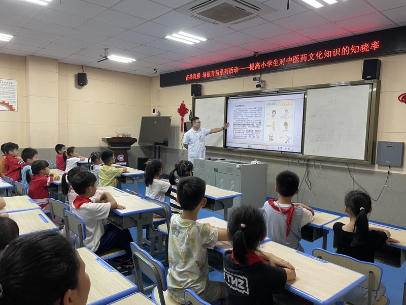 我院多個(gè)黨支部開展“杏林青善”中醫(yī)藥文化進(jìn)校園活動(dòng)